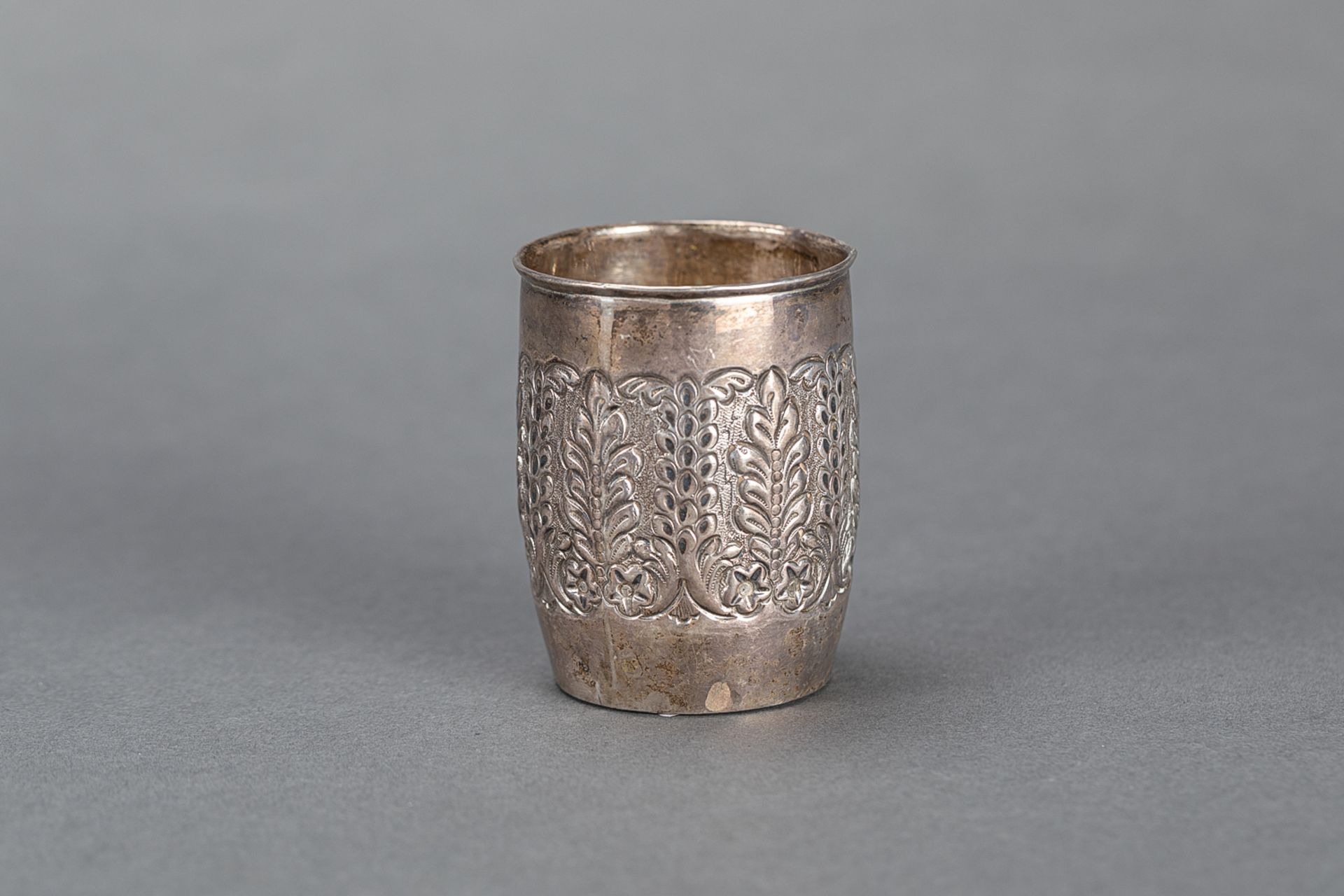  silver beaker decorated with leaves , 190 gr