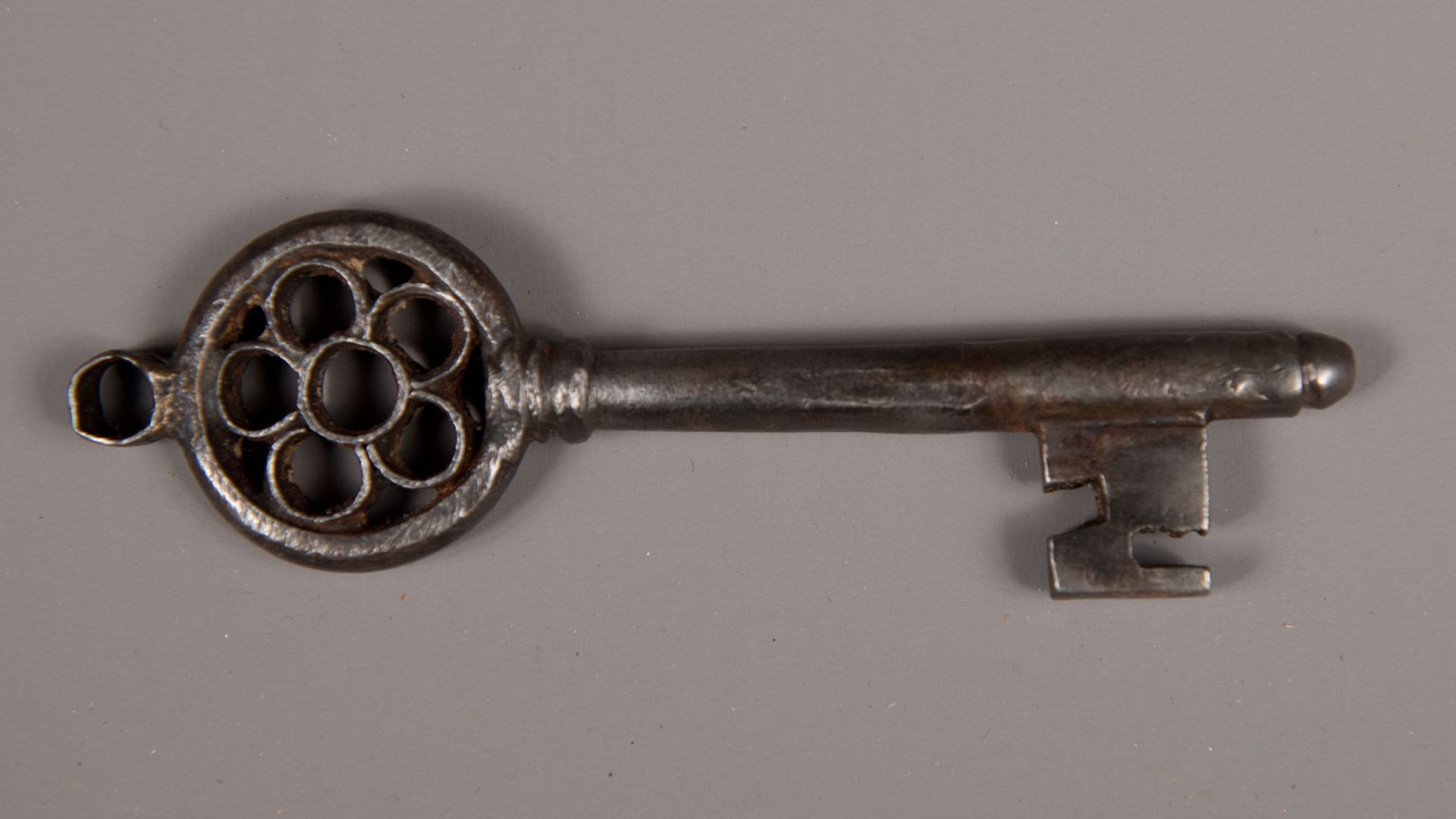 Two iron keys - Image 3 of 3