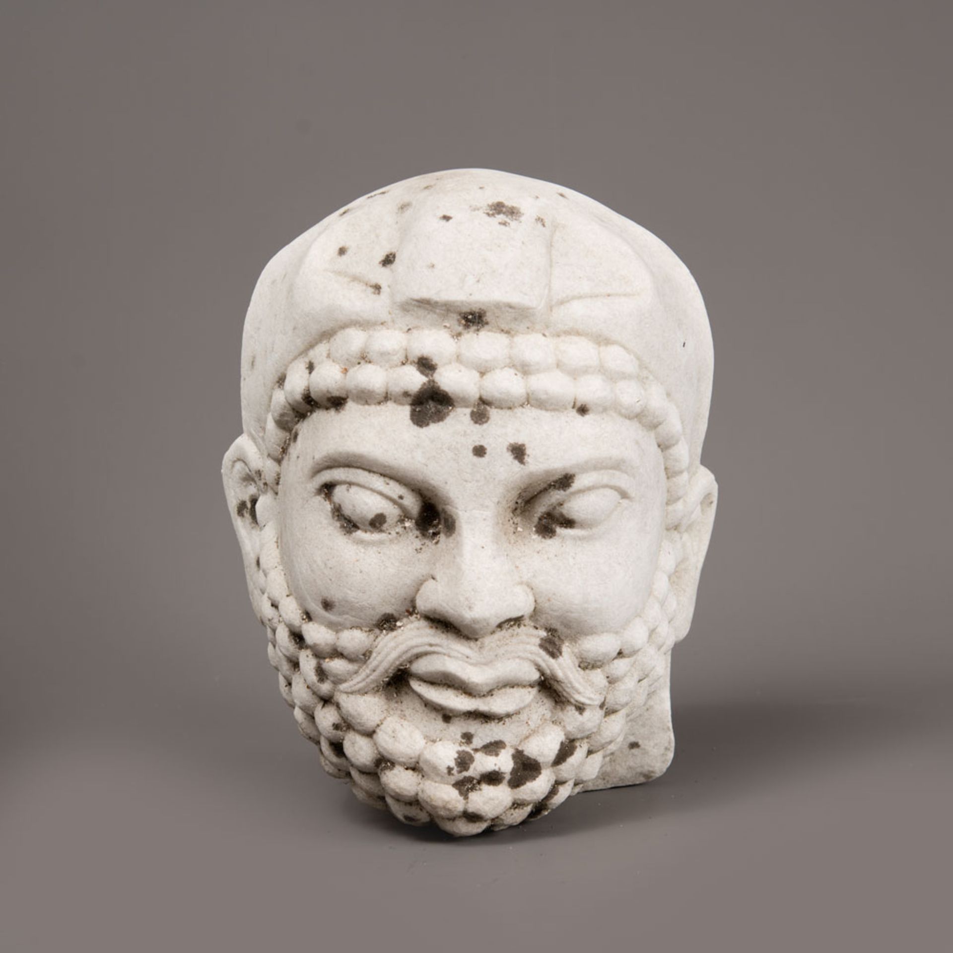 Marble head in archaic style - Image 2 of 3