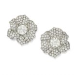 PAIRE DE BOUCLES D'OREILLES / CLIPS EN DIAMANTS