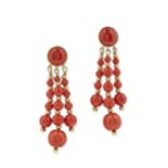 PAIRE DE PENDANTS D'OREILLES EN OR ET CORAIL