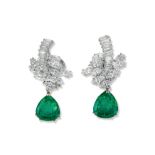 PAIRE DE BOUCLES D'OREILLES EN PLATINE, ÉMERAUDE ET DIAMANTS