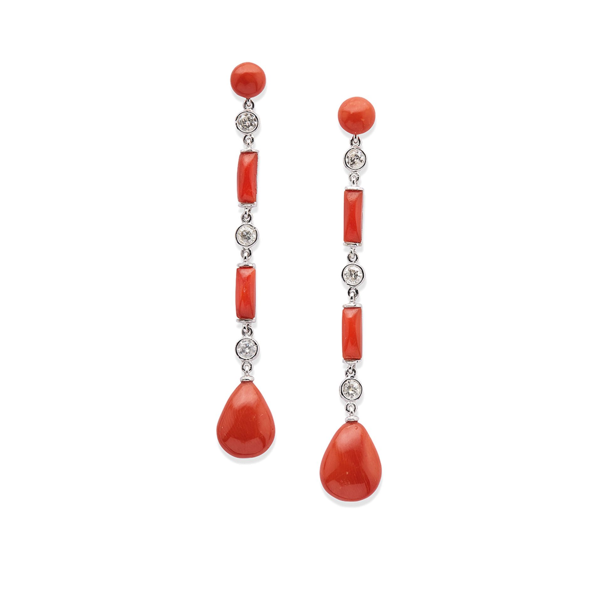 PAIRE DE PENDANTS D'OREILLES EN PLATINE, EN CORAIL ET DIAMANTS