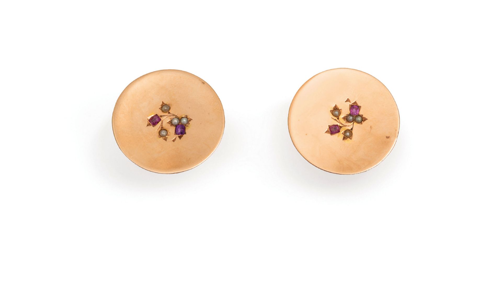 PAIRE DE BOUTONS DE MANCHETTES EN OR, RUBIS ET DEMI PERLES