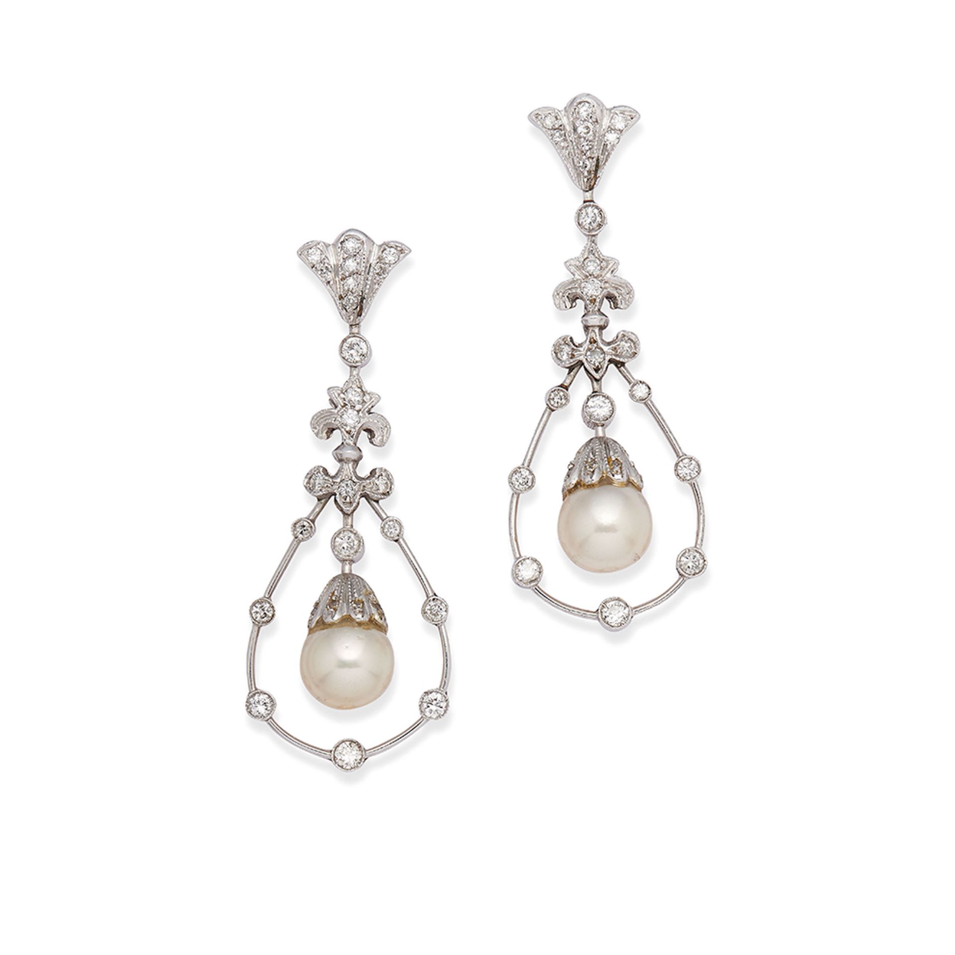 PAIRE DE PENDANTS D'OREILLES AVEC PERLES DE CULTURE ET DIAMANTS