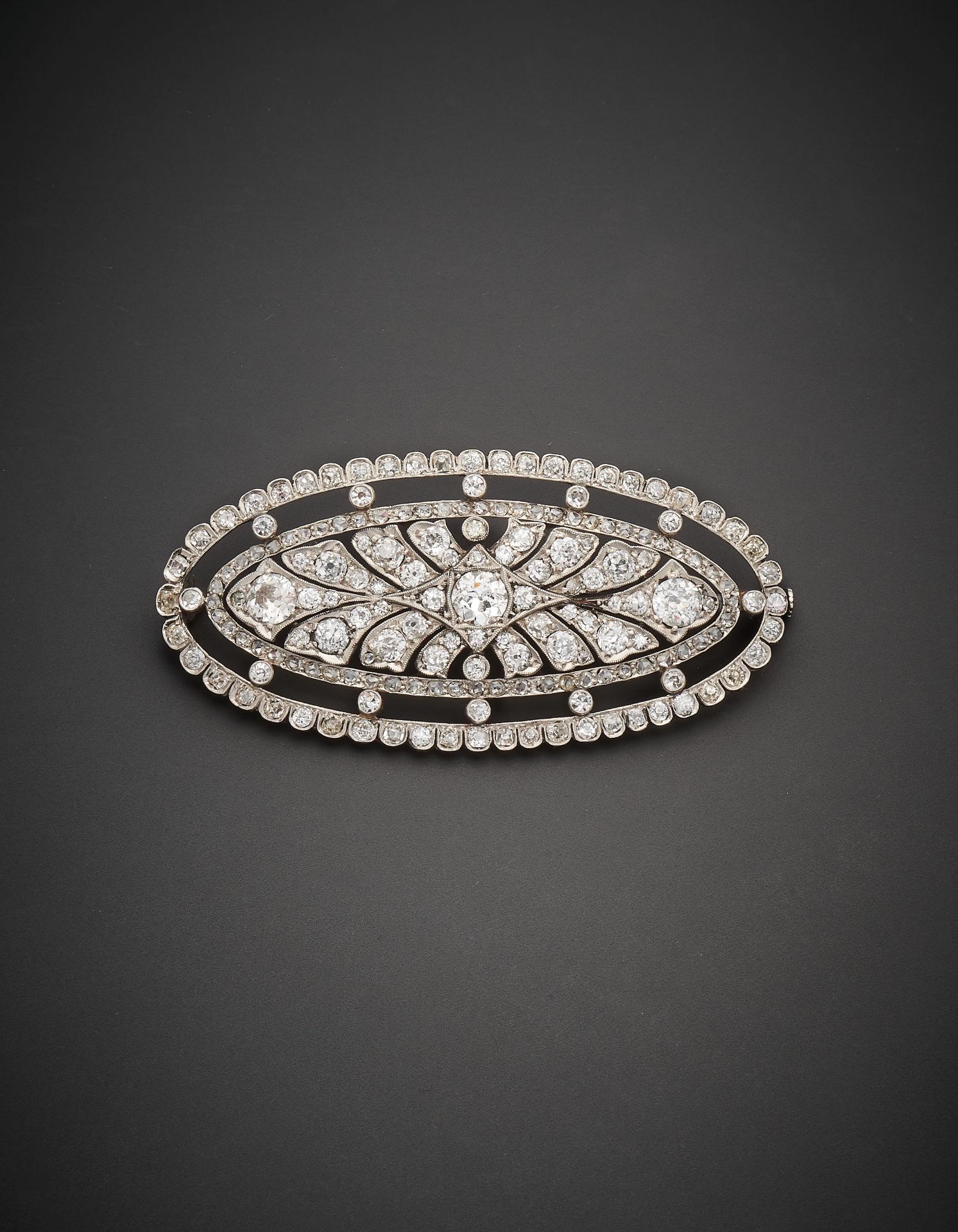 BROCHE OVALE EN DIAMANTS, 1920 ENVIRON