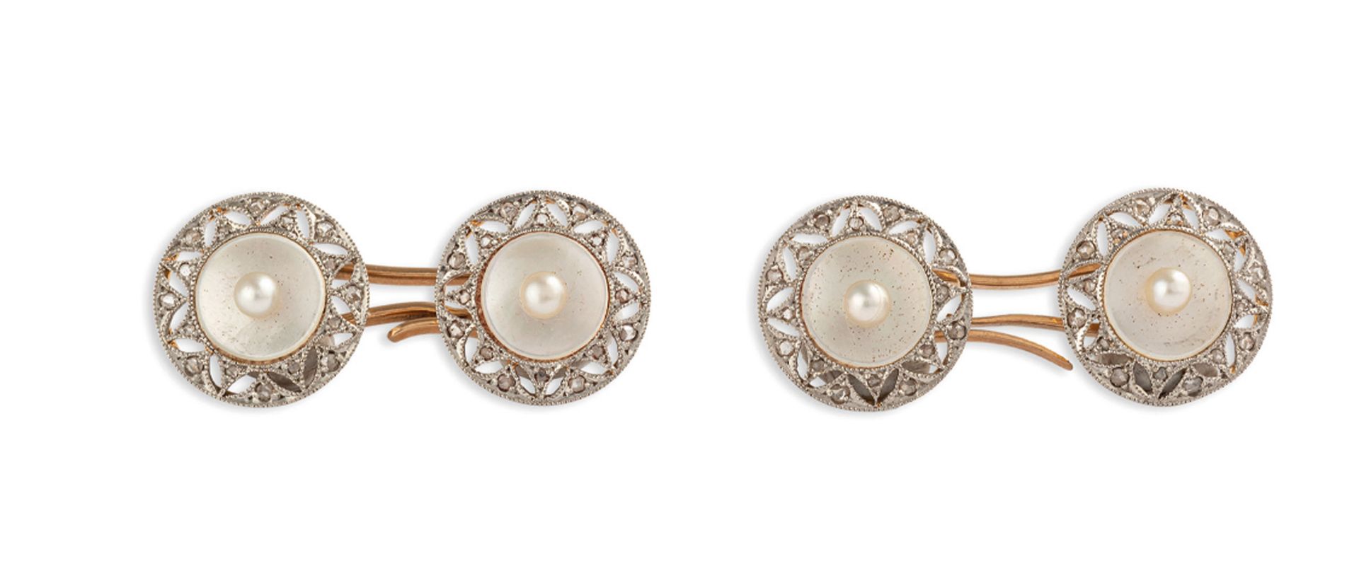 PAIRE DE BOUTONS DE MANCHETTES EN OR, PLATINE, PERLES, NACRE ET DIAMANTS