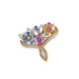 BROCHE ET UNE PAIRE DE BOUCLES D'OREILLES EN OR, SAPHIRS MULTICOLORES, RUBIS, TOURMALINES ET