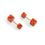 PAIRE DE BOUTONS DE MANCHETTES EN OR, CORAIL ET ONYX