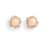 PAIRE DE BOUCLES D'OREILLES À CLIP EN OR, CORAIL ET DIAMANTS, ANNÉES 1960