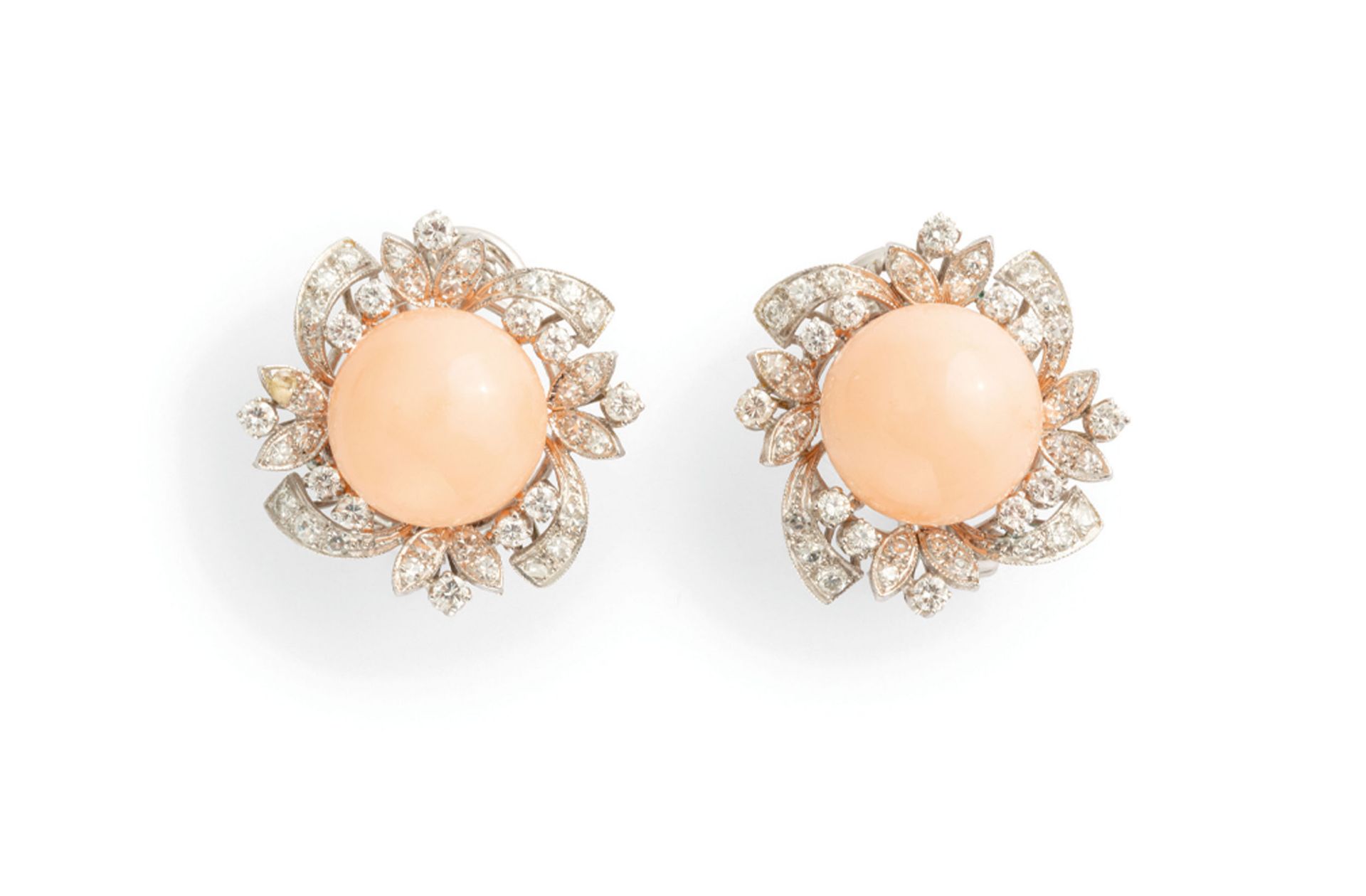 PAIRE DE BOUCLES D'OREILLES À CLIP EN OR, CORAIL ET DIAMANTS, ANNÉES 1960