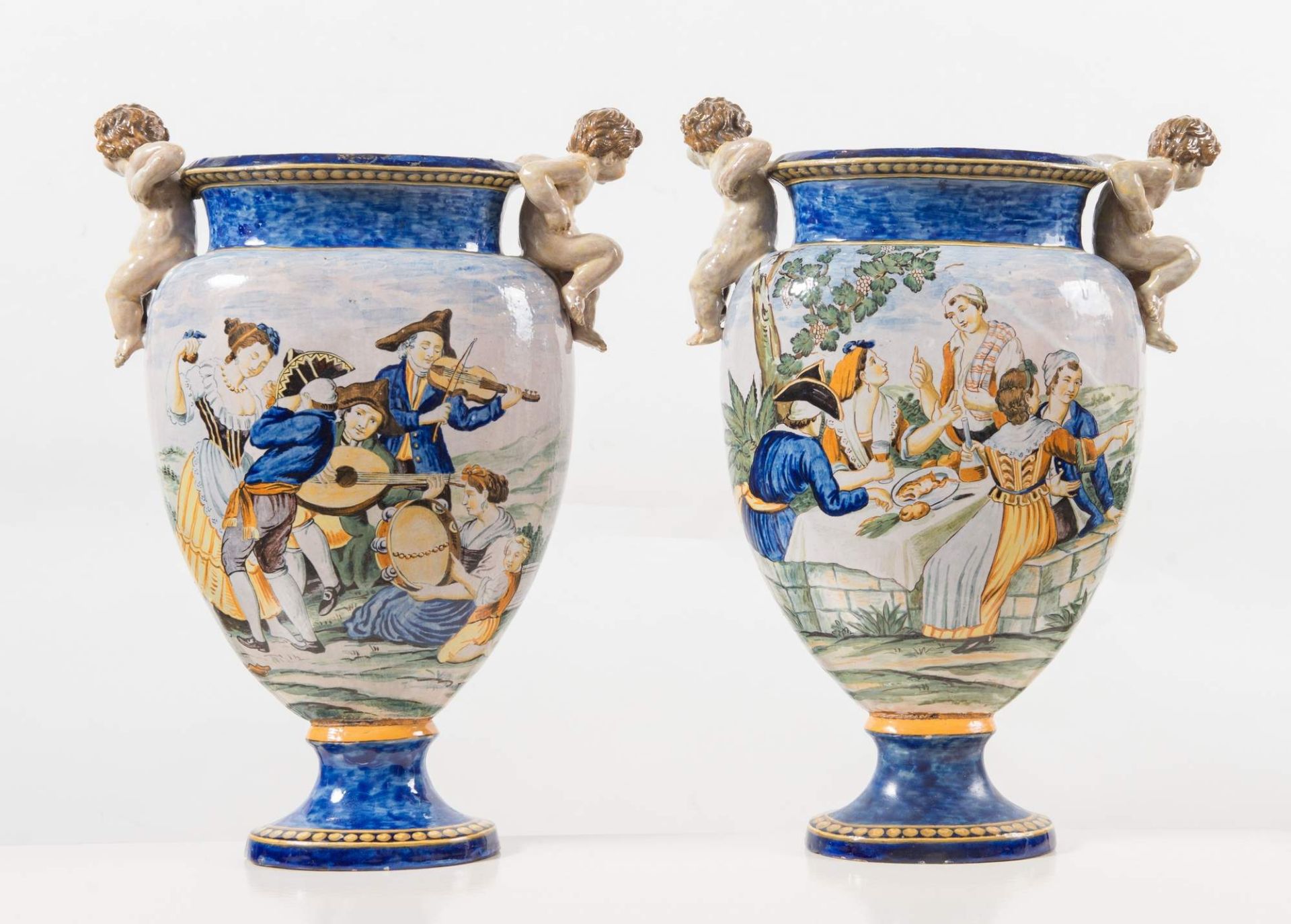 Coppia di vasi in maiolica policroma. Italia, prima metà del XX secolo. Presentano manici a forma di - Bild 2 aus 4