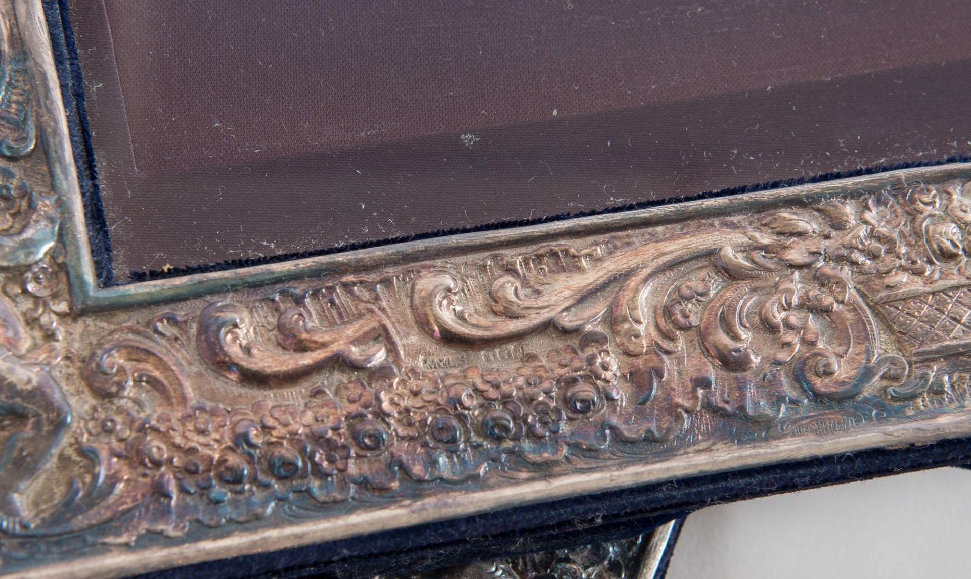 Coppia di cornici di argento. Recano sul bordo inferiore punzoni: M&LS e tre punzoni parzialmente - Image 4 of 4