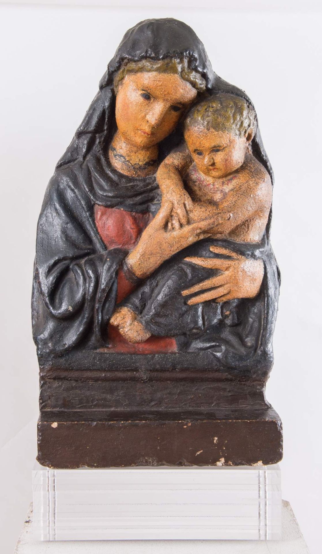 Madonna con Bambino in pietra scolpita policroma. XV/XVI secolo. Vecchia attribuzione alla bottega