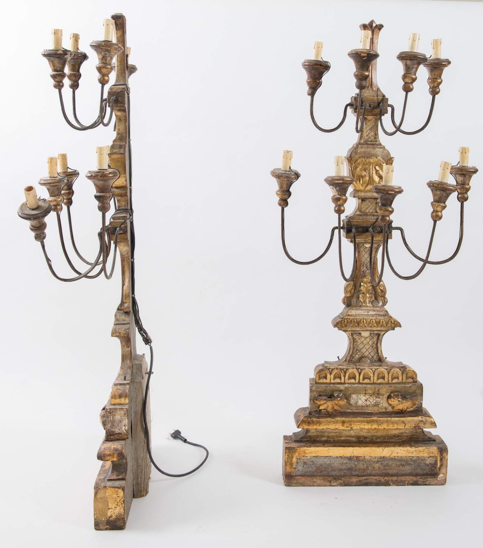 Coppia di grandi candelabri in legno intagliato e dorato. Toscana, ultimo quarto del XVIII secolo. - Image 3 of 3