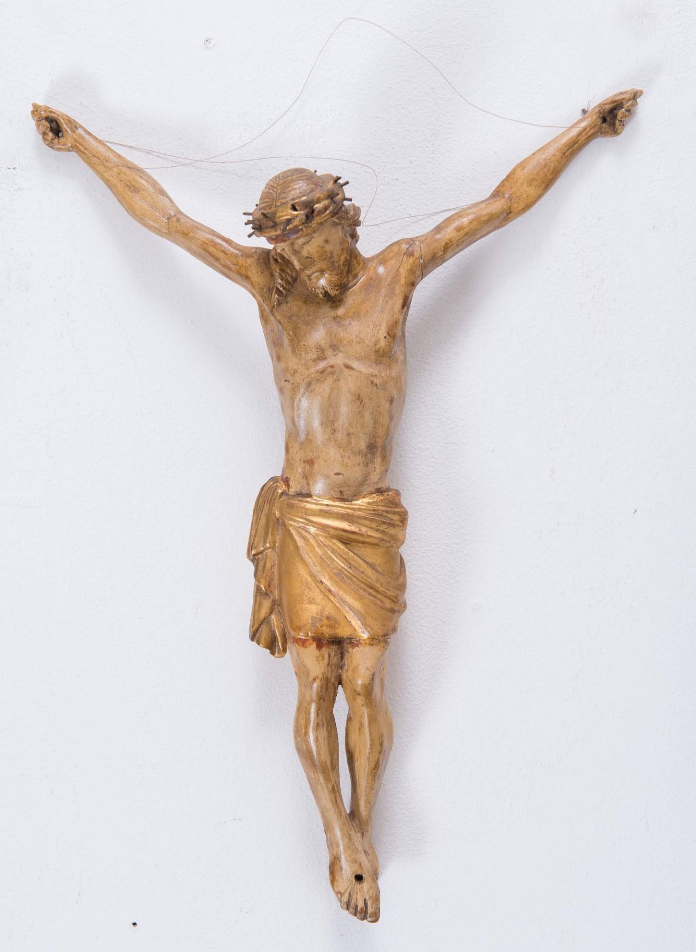 Antico Cristo in legno. Intagliato, dorato e laccato. Cm 44x31.