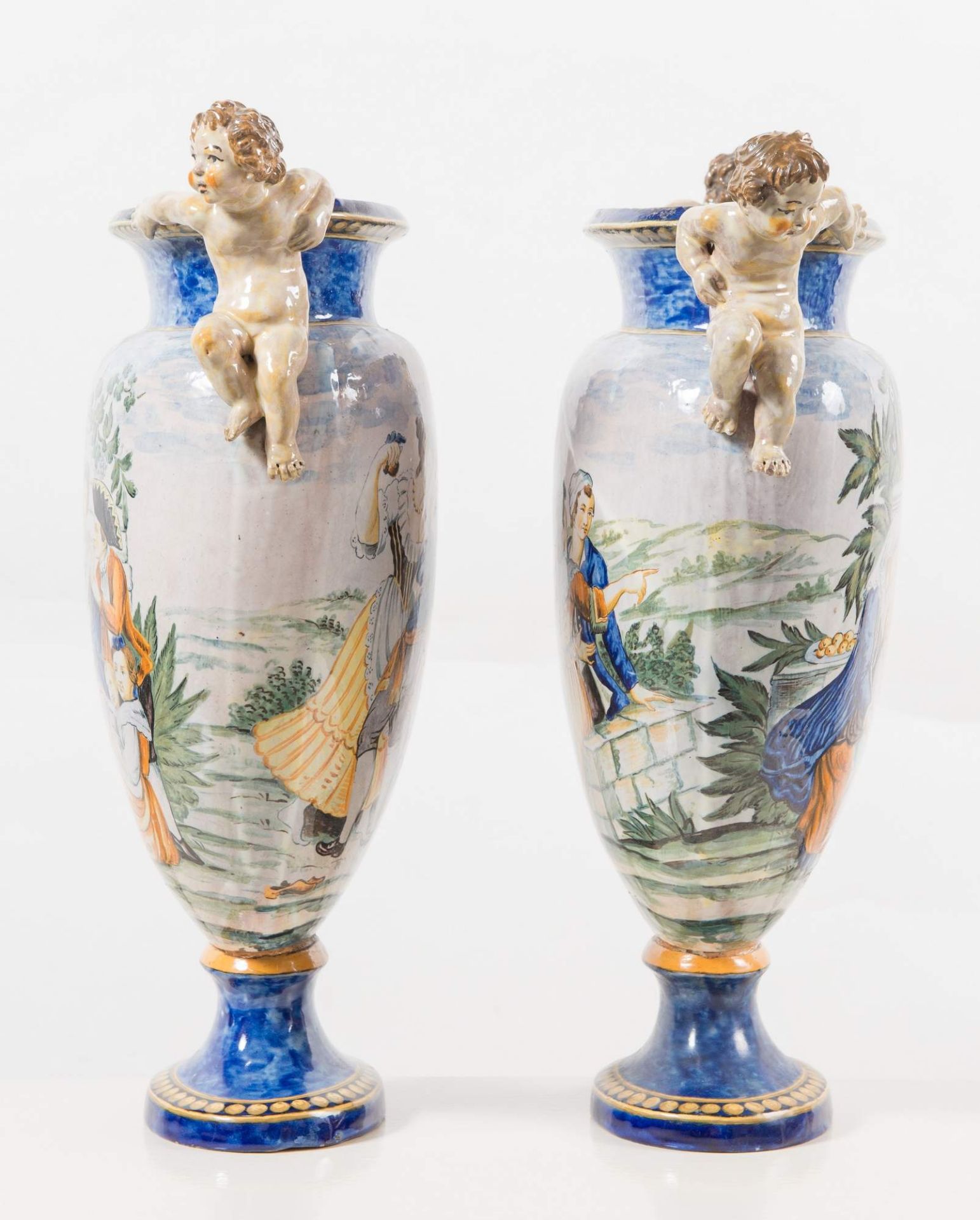 Coppia di vasi in maiolica policroma. Italia, prima metà del XX secolo. Presentano manici a forma di - Bild 3 aus 4