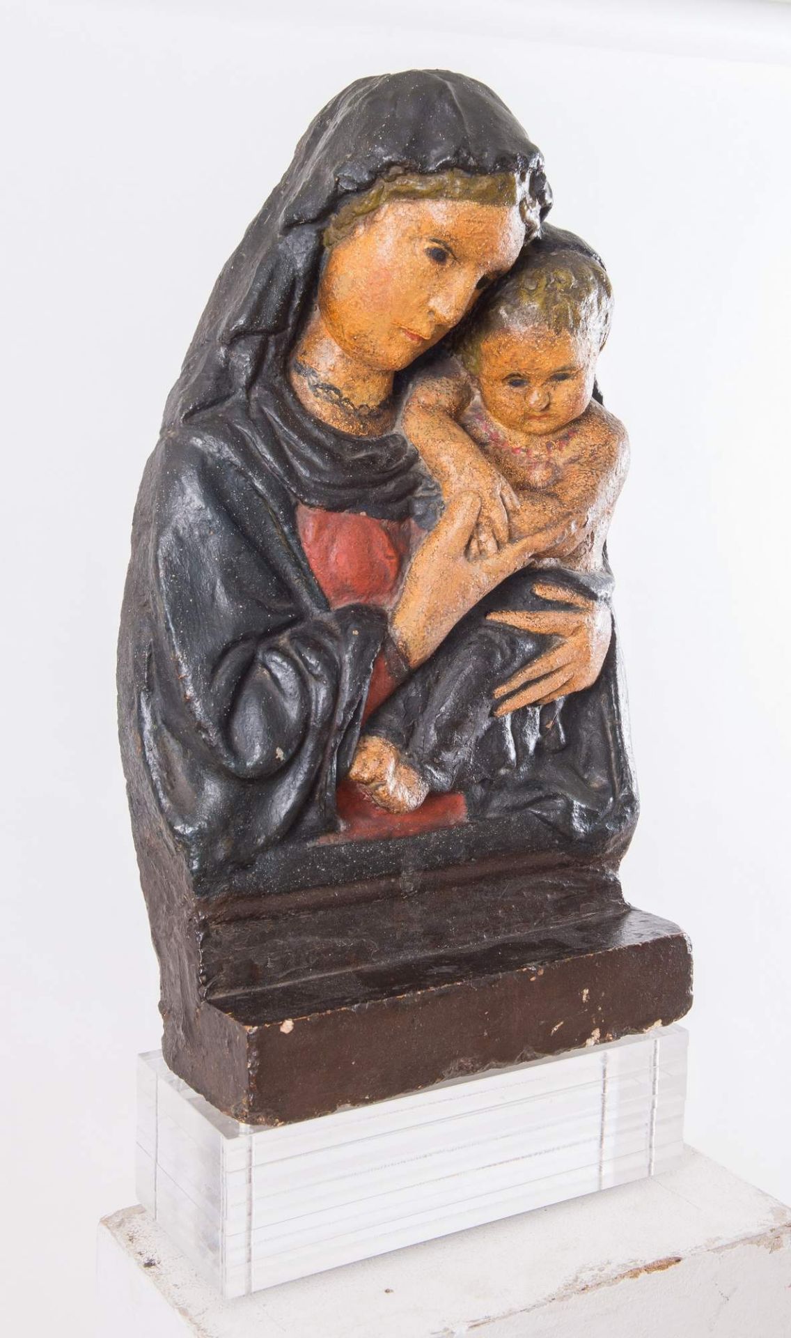 Madonna con Bambino in pietra scolpita policroma. XV/XVI secolo. Vecchia attribuzione alla bottega - Image 3 of 4