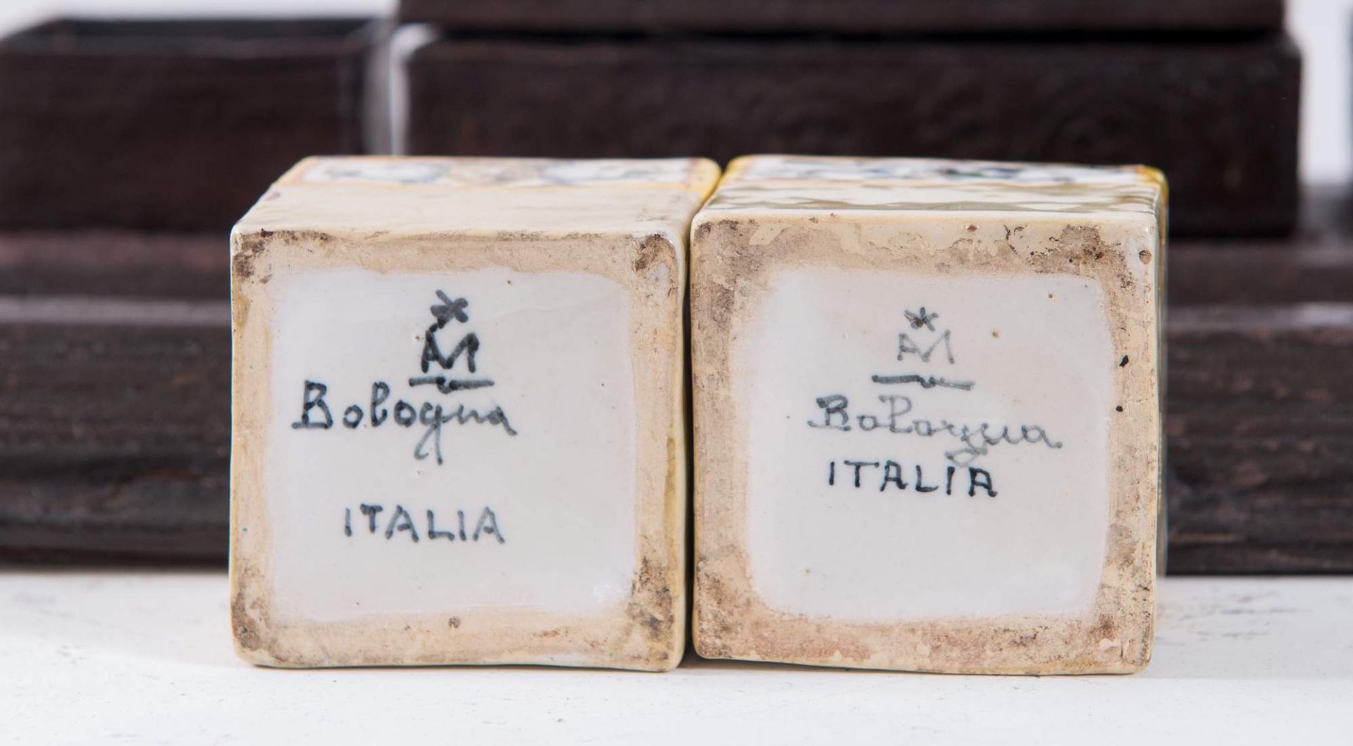 ANGELO MINGHETTI, Bologna, XX secolo. Calamaio in legno con boccette porta inchiostro in ceramica - Bild 2 aus 2