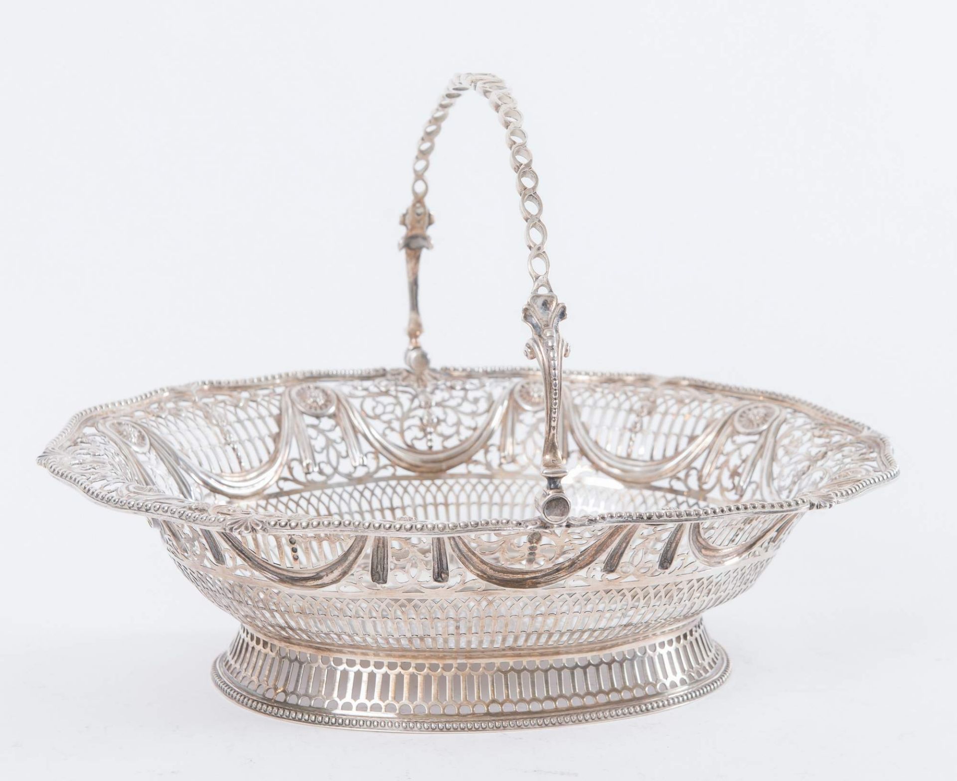 Argentiere inglese W.F/W.I, Londra, 1774?. Centrotavola/cesta in argento. Sul bordo superiore ornato