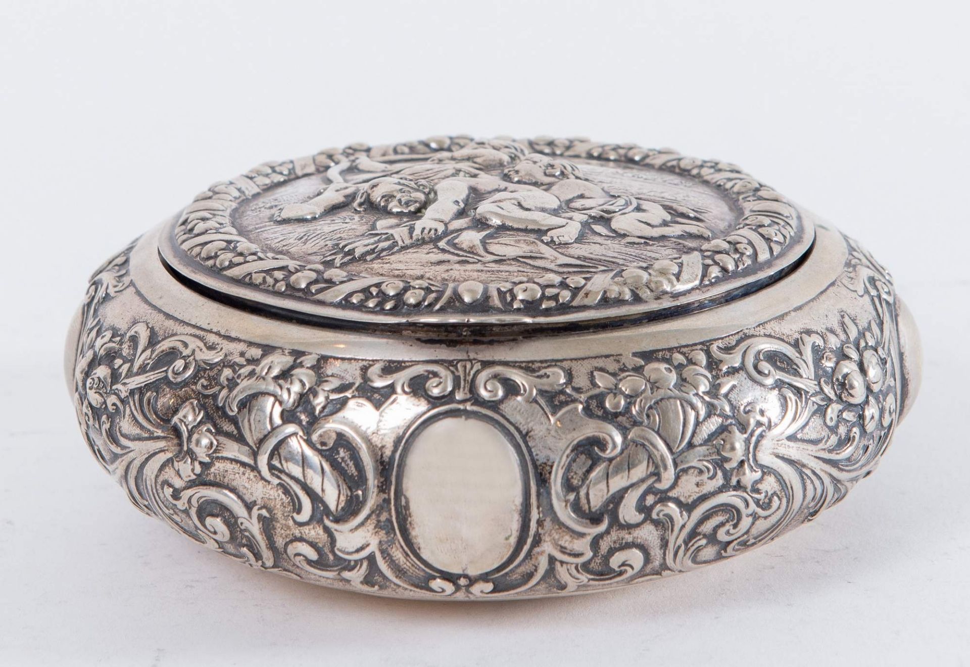 Argentiere tedesco, XX secolo. Scatola rotonda in argento 800 decorata con putti. Sotto la base reca - Bild 2 aus 4