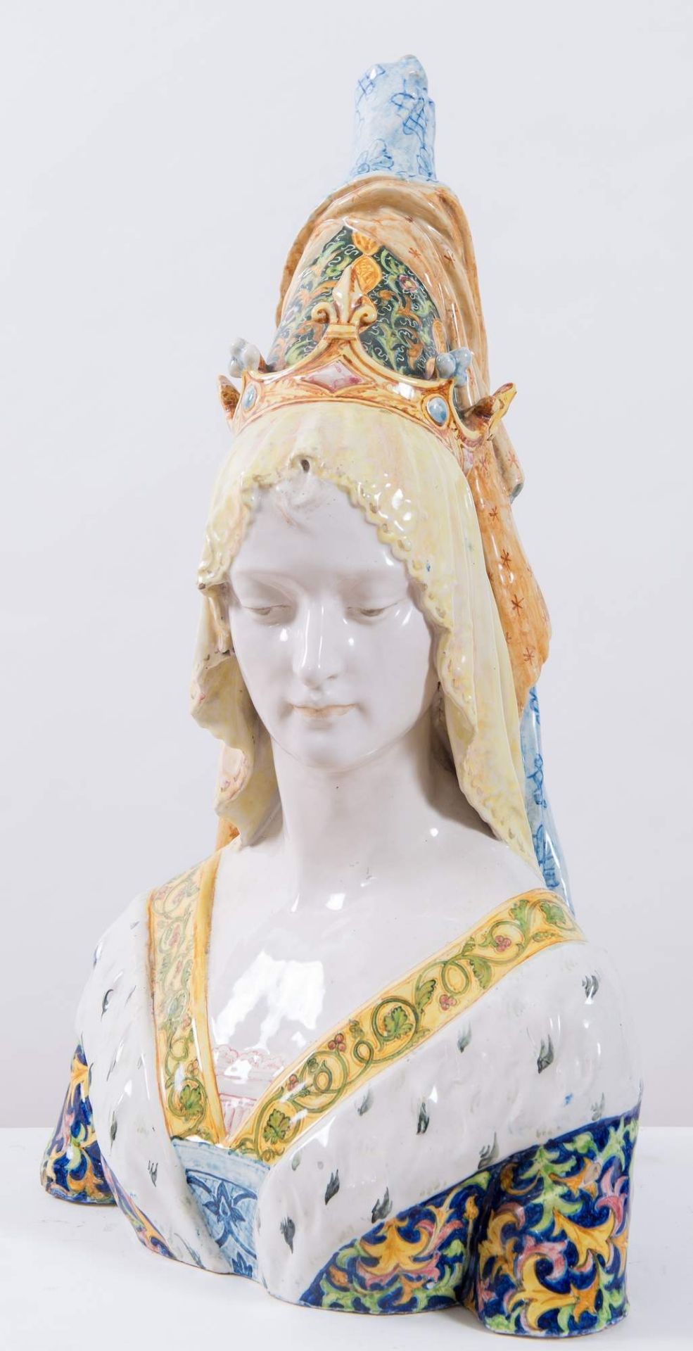 ANGELO MINGHETTI, Bologna, XX secolo. Busto di nobildonna, realizzato in ceramica policroma. Cm - Bild 2 aus 3
