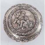 Argentiere tedesco, XX secolo. Scatola rotonda in argento 800 decorata con putti. Sotto la base reca