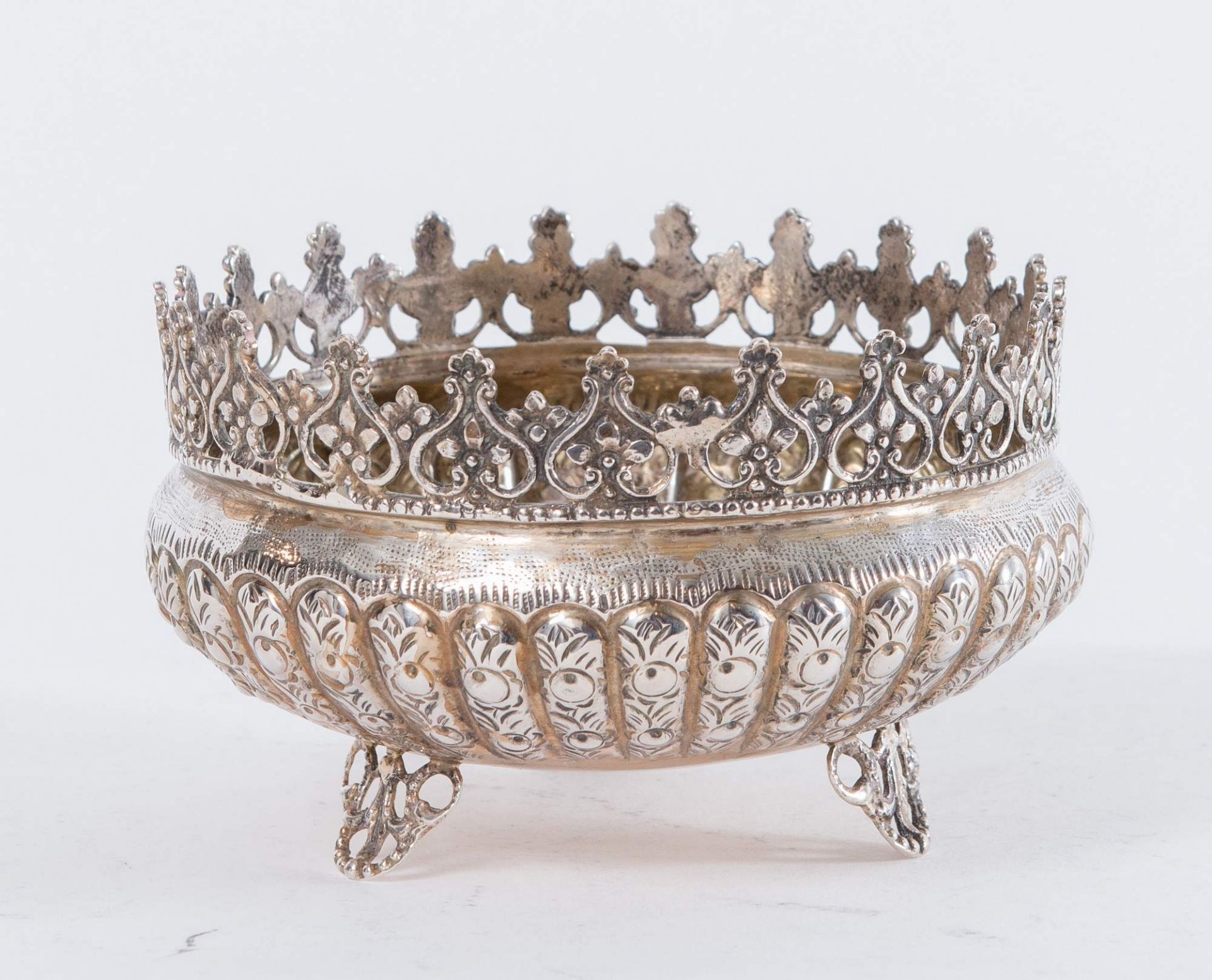 CESTINA Realizzata in argento 800 sbalzato e bucellato con corona alla sommità. Reca punzoni