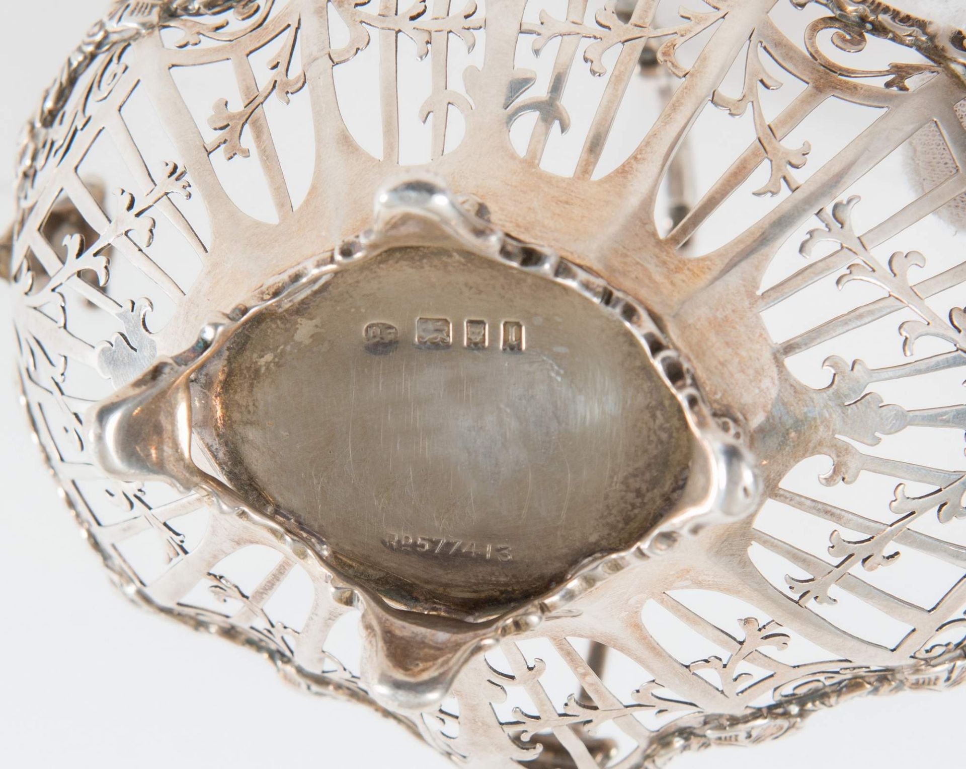 Josiah Williams & Co, David Fullerton, Londra, 1926. Cestina in argento con manico. Sotto la base - Image 3 of 3