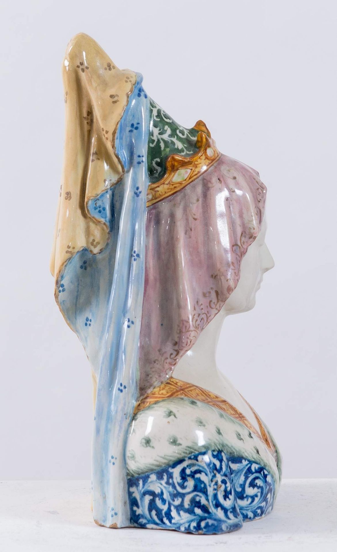 ANGELO MINGHETTI, Bologna, XX secolo. Busto di nobildonna, realizzato in ceramica policroma. Cm - Bild 2 aus 5