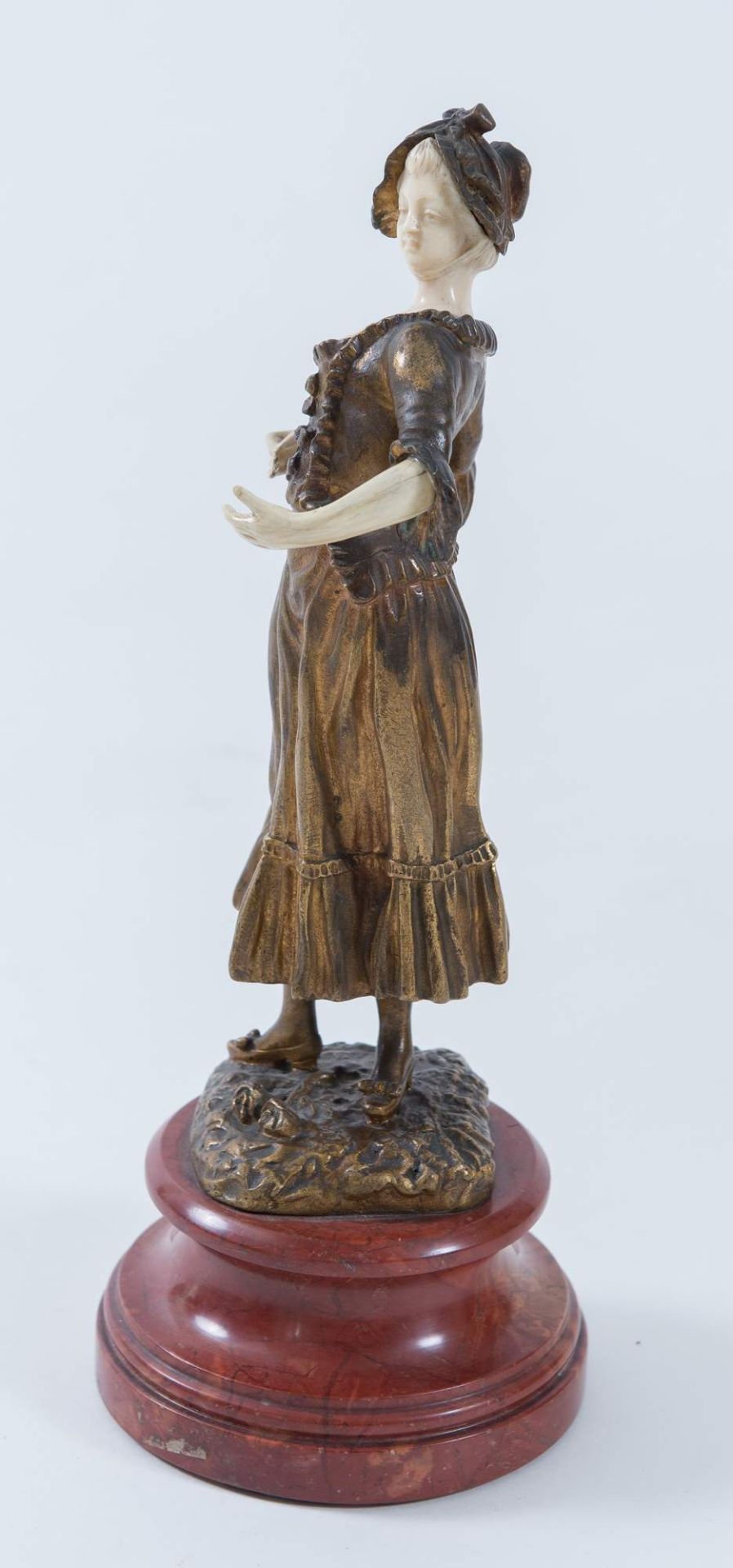 S. OMERTH. "Fanciulla", scultura in bronzo e materiale prezioso. Cm (senza basamento): 24,7x10x7, - Image 2 of 4