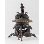 Calamaio in bronzo. Italia, XIX secolo. Presenta corpo bacellato poggiante su cavalli alati con coda