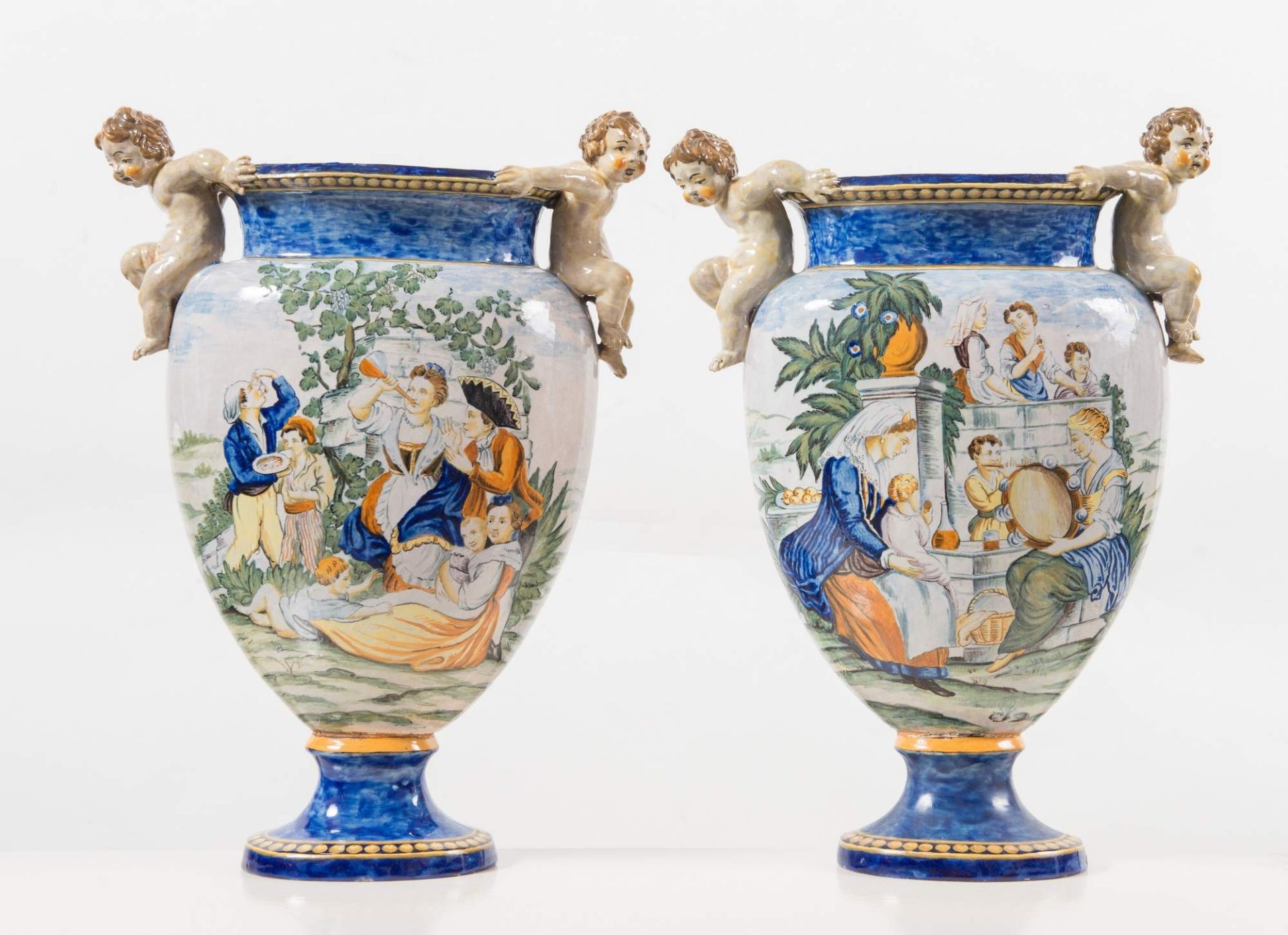 Coppia di vasi in maiolica policroma. Italia, prima metà del XX secolo. Presentano manici a forma di