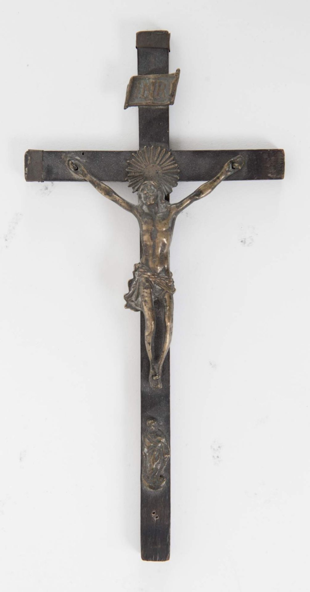 Crocifisso in bronzo e legno. Emilia, XVIII/XIX secolo. (lievi difetti)