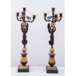 Coppia di importanti candelabri in bronzo dorato e patinato. Francia, inizi del XIX secolo. Recano