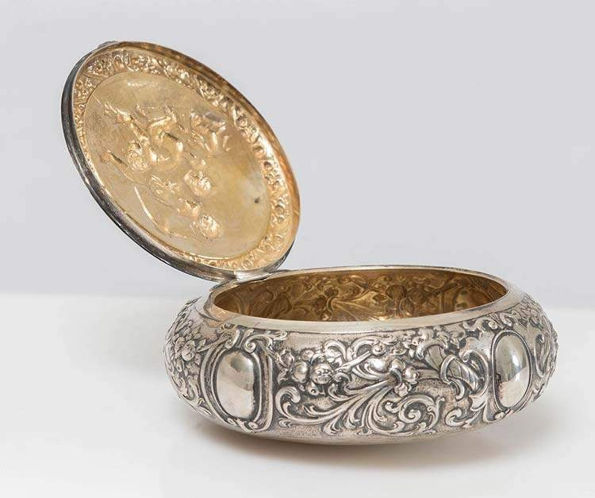 Argentiere tedesco, XX secolo. Scatola rotonda in argento 800 decorata con putti. Sotto la base reca - Bild 4 aus 4