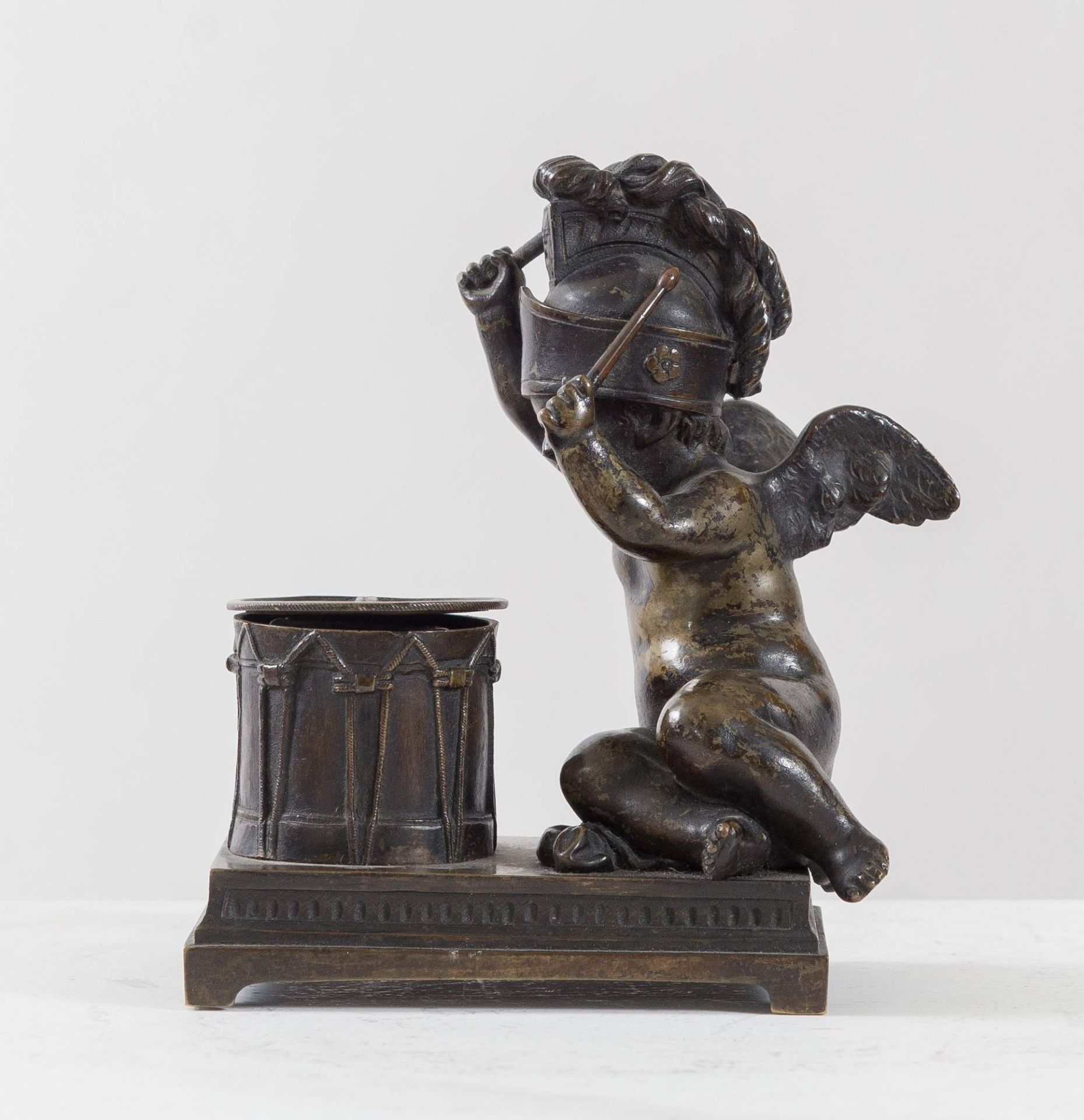 Calamaio in bronzo. Francia, prima metà del XIX secolo. Raffigurante putto con elmo che batte il