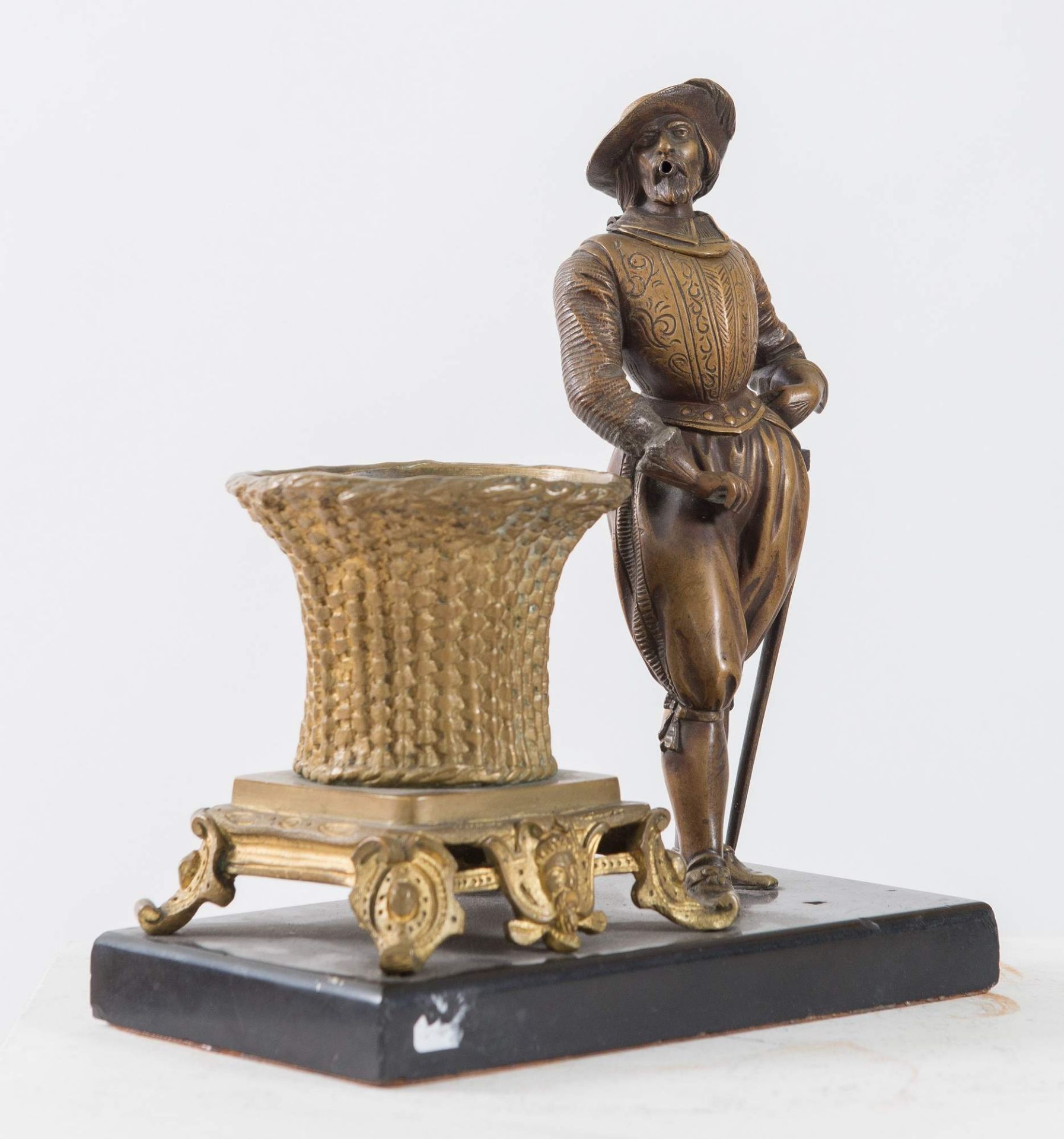 Calamaio in bronzo. Francia, seconda metà del XIX secolo. Realizzato a guisa di armigero in vesti - Image 2 of 3
