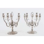 Coppia di candelabri in argento 800. Sotto la base recano punzoni: 800, lasanga locativa, stemma.