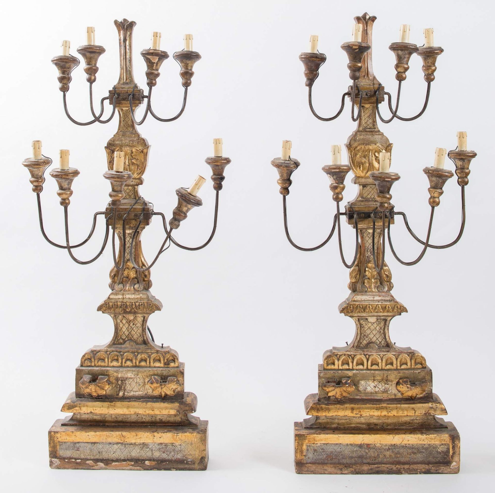 Coppia di grandi candelabri in legno intagliato e dorato. Toscana, ultimo quarto del XVIII secolo. - Bild 2 aus 3
