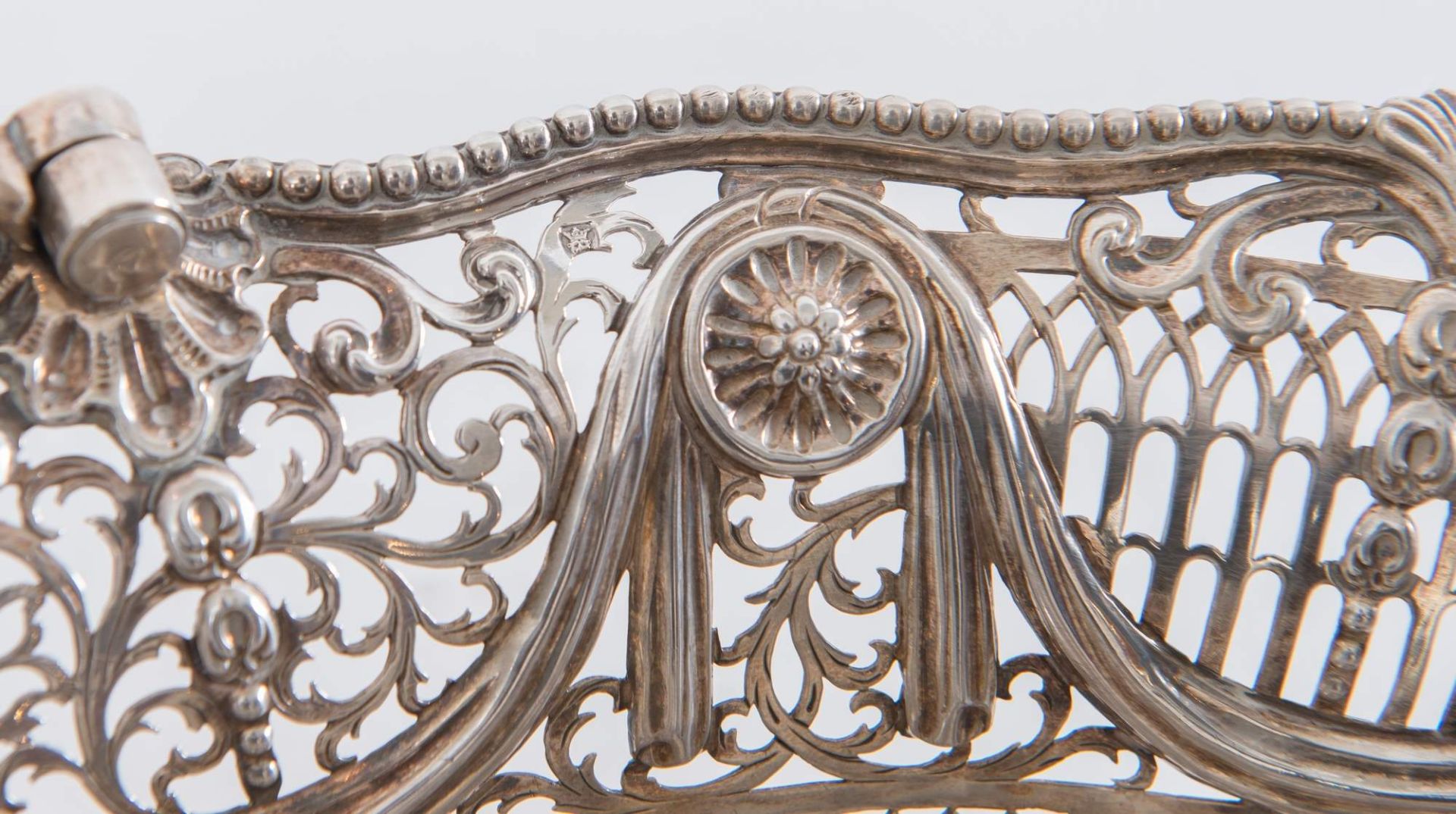 Argentiere inglese W.F/W.I, Londra, 1774?. Centrotavola/cesta in argento. Sul bordo superiore ornato - Image 2 of 4