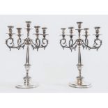 SCANABISSI, Bologna, XX secolo. Coppia di candelabri in argento 800. Sul bordo inferiore recano