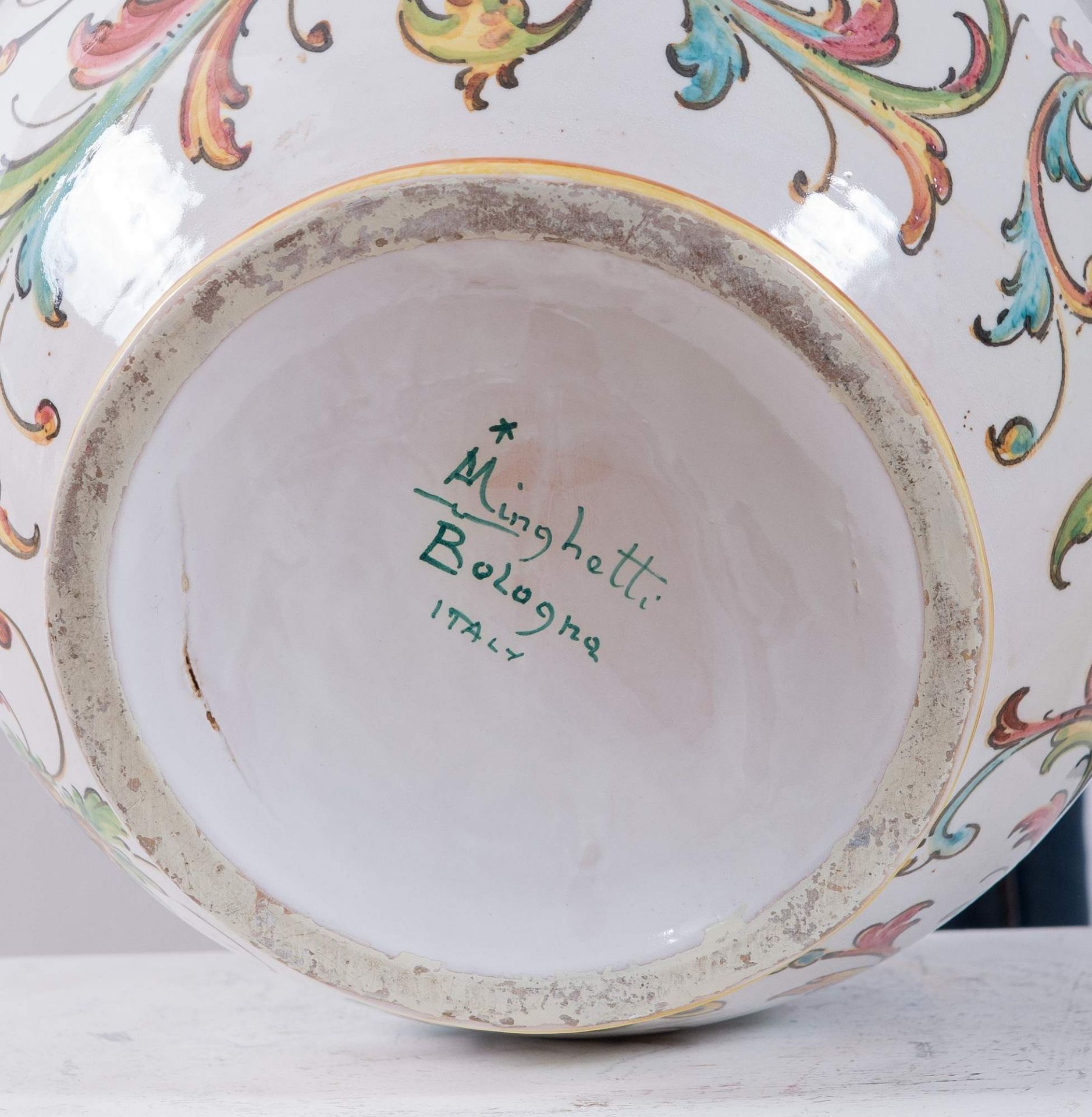 ANGELO MINGHETTI, Bologna, XX secolo. Vaso in ceramica policroma. H. cm 40; diametro cm 25. Sotto la - Bild 4 aus 4
