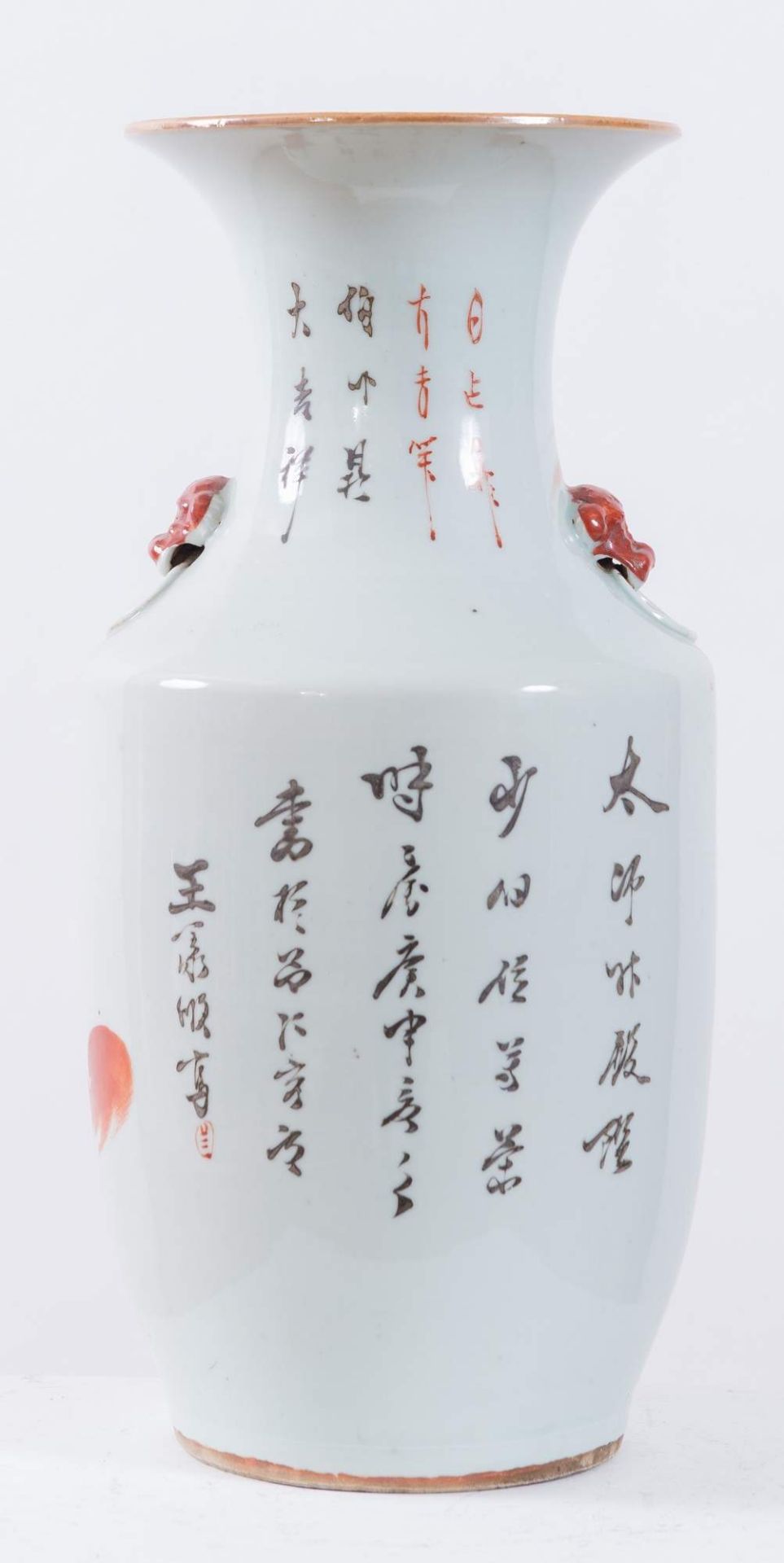 Vaso in porcellana policroma, con cane di Fo. Cina, XIX secolo. H. cm 42; diametro cm 20. - Image 3 of 4
