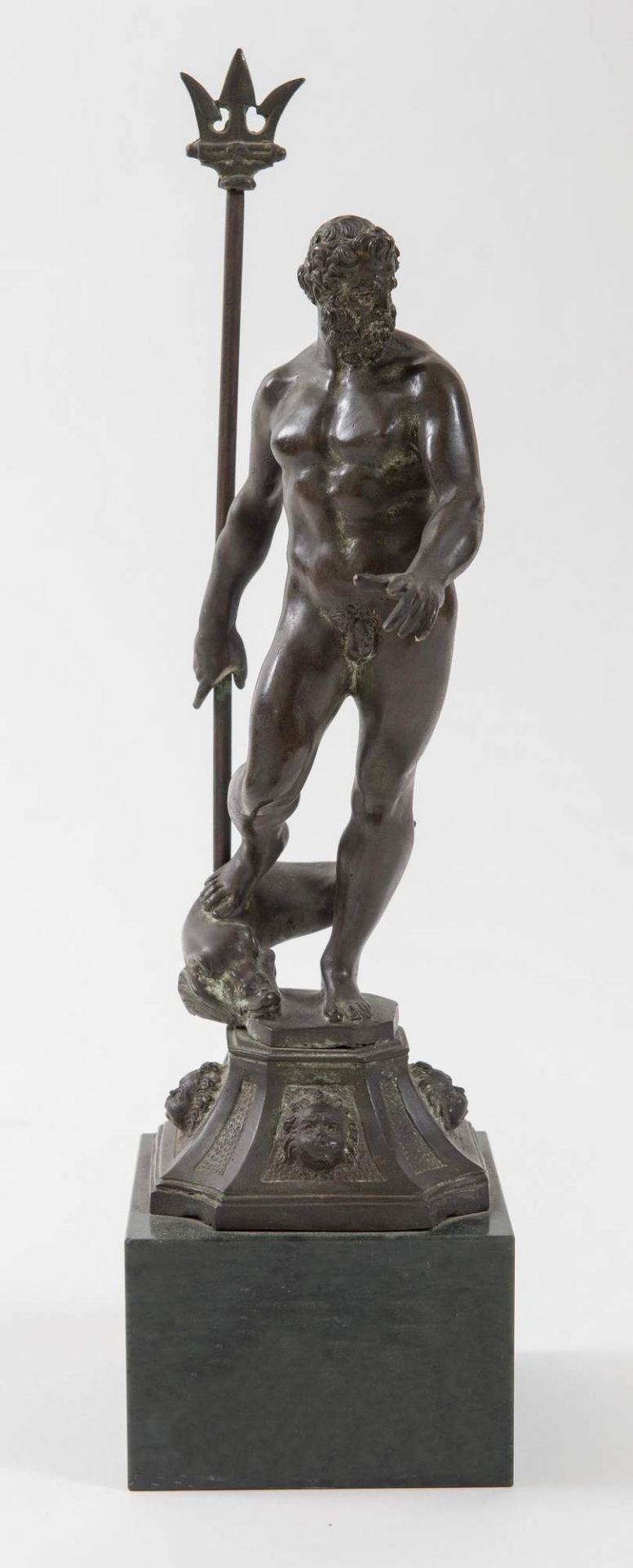 NETTUNO, XX secolo. Scultura-trofeo in bronzo con base di marmo. Copia del Nettuno del