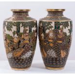 Coppia di vasi in maiolica. Giappone, XX secolo. Con figure e rifiniture in oro zecchino. Cadauno di