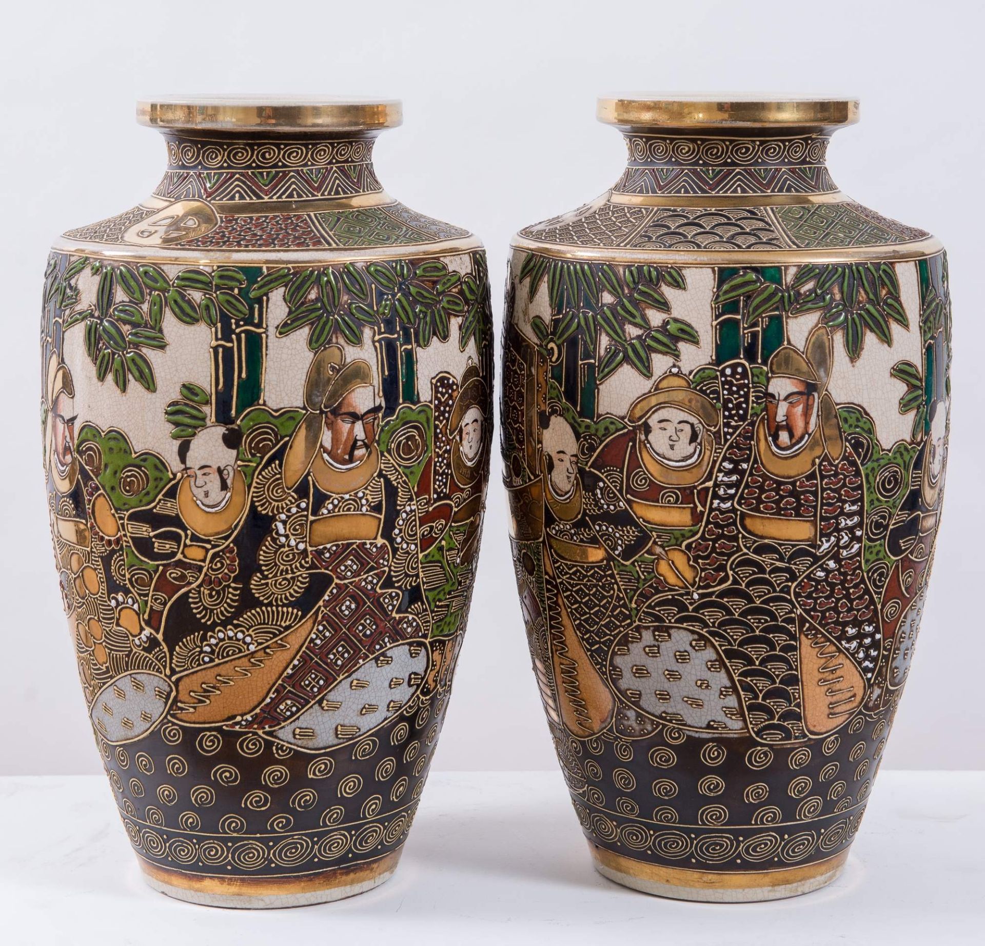 Coppia di vasi in maiolica. Giappone, XX secolo. Con figure e rifiniture in oro zecchino. Cadauno di