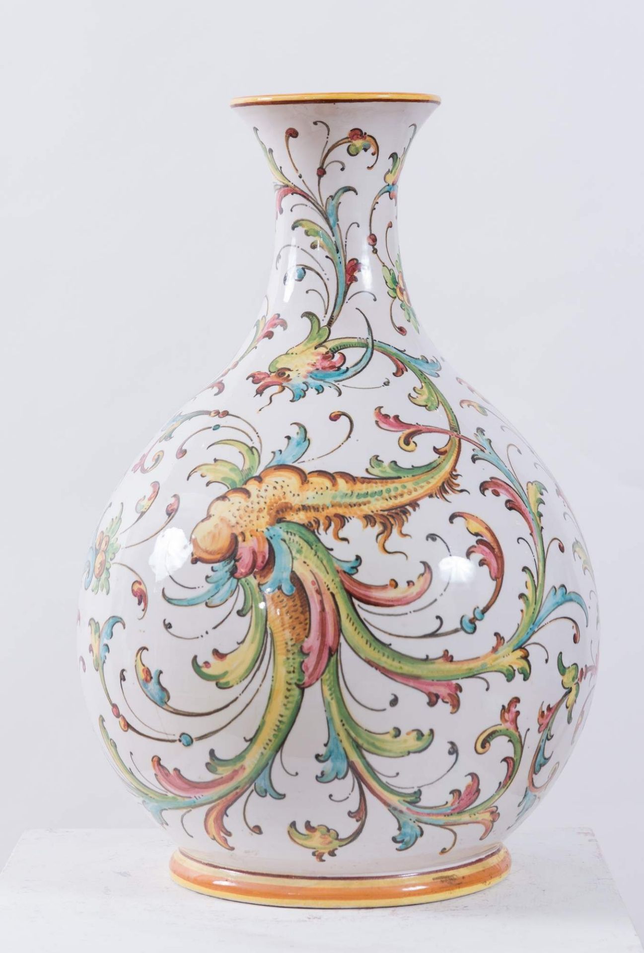 ANGELO MINGHETTI, Bologna, XX secolo. Vaso in ceramica policroma. H. cm 40; diametro cm 25. Sotto la - Bild 3 aus 4