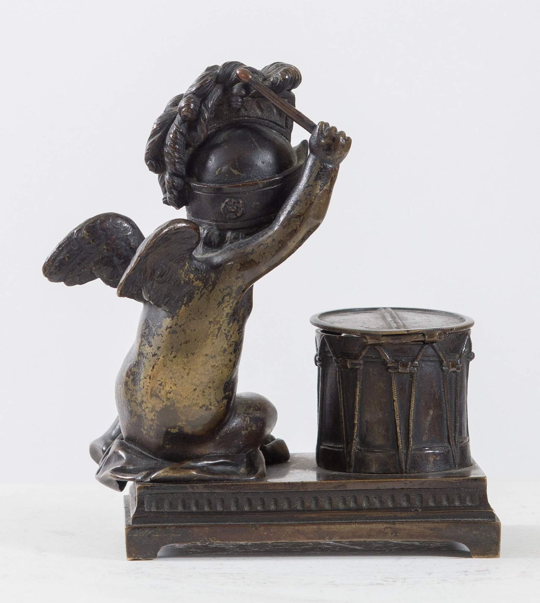 Calamaio in bronzo. Francia, prima metà del XIX secolo. Raffigurante putto con elmo che batte il - Bild 3 aus 4