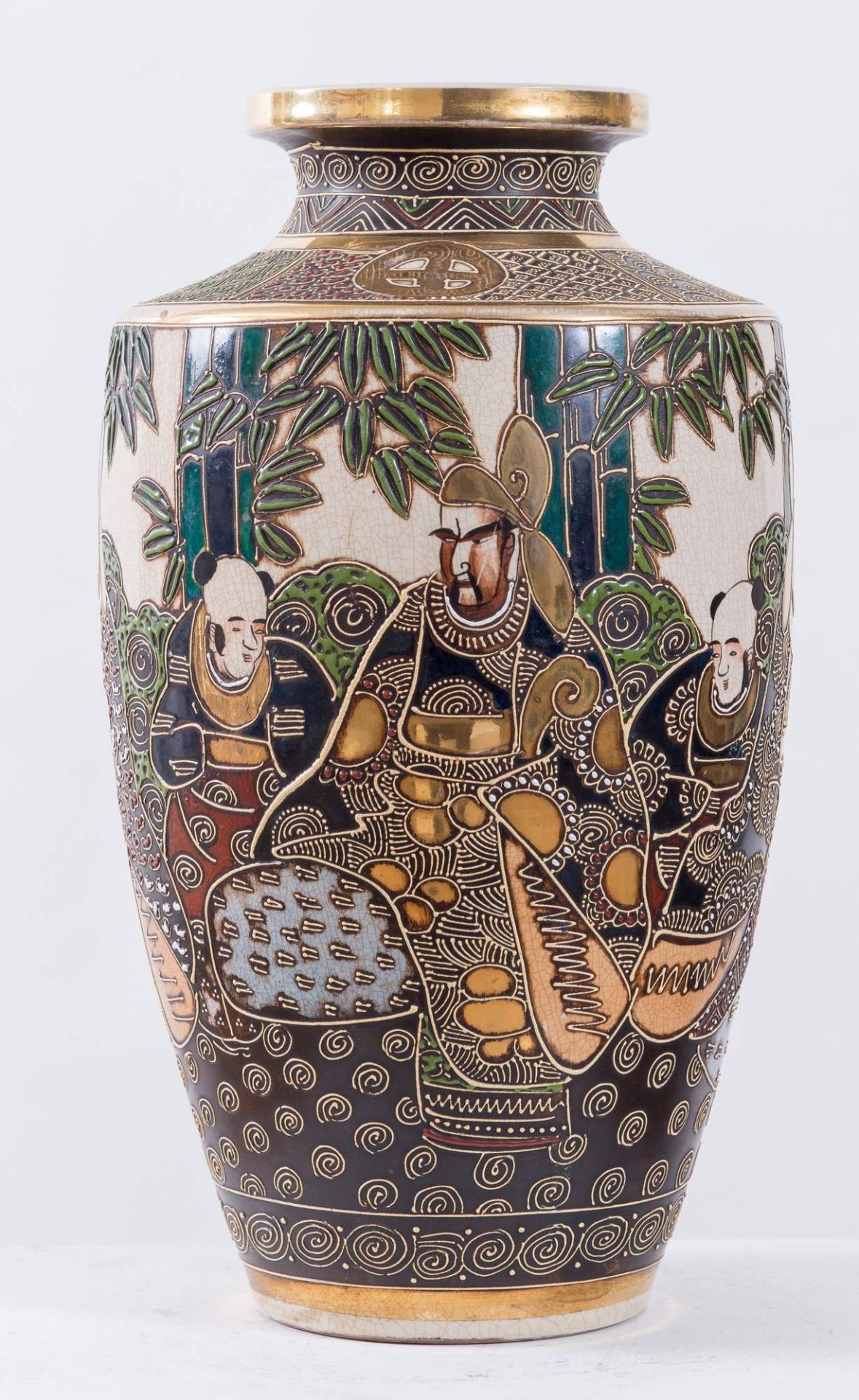 Coppia di vasi in maiolica. Giappone, XX secolo. Con figure e rifiniture in oro zecchino. Cadauno di - Bild 4 aus 7